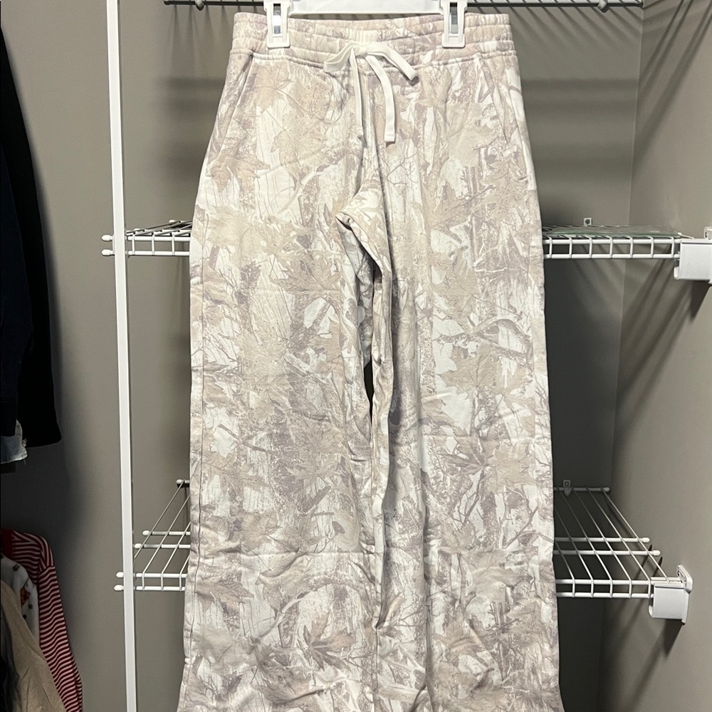 NWT * Hollister Camo Baggy Sweatpants Size XS
